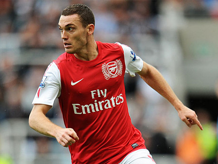 Trung vệ chính là vị trí thiết yếu mà Man City cần gia cố hè này. Kolou Toure và Savic thì đang được rao bán trong khi cặp trung vệ Kompany - Lescott phải cày ải quá nhiều mùa giải qua. Và một trung vệ đẳng cấp như Thomas Vermaelen (Arsenal) là chốt chặn an toàn trước khung thành Joe Hart. Ngoài những cái tên đình đám trên thì hàng loạt ngôi sao sáng giá khác được đội chủ sân Etihad nhắm tới như tiền vệ phòng ngự của Newcastle, Cheick Tiote, hậu vệ trái của Barcalona, Adriano hay ngôi sao chạy cánh Gareth Bale của Tottenham. Trung vệ chính là vị trí thiết yếu mà Man City cần gia cố hè này. Kolou Toure và Savic thì đang được rao bán trong khi cặp trung vệ Kompany - Lescott phải cày ải quá nhiều mùa giải qua. Và một trung vệ đẳng cấp như Thomas Vermaelen (Arsenal) là chốt chặn an toàn trước khung thành Joe Hart. Ngoài những cái tên đình đám trên thì hàng loạt ngôi sao sáng giá khác được đội chủ sân Etihad nhắm tới như tiền vệ phòng ngự của Newcastle, Cheick Tiote, hậu vệ trái của Barcalona, Adriano hay ngôi sao chạy cánh Gareth Bale của Tottenham.