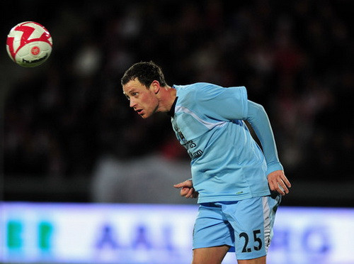 Wayne Bridge không phải một cầu thủ tồi. Anh từng là một trong những hậu vệ trái hàng đầu tại giải Ngoại hạng Anh, đã có hơn 300 lần ra sân tại Premier League. Năm 2009, Bridge gia nhập Man xanh từ Chelsea với mức giá 10 triệu bảng. Nhưng sau những bất đồng của cựu hậu vệ tuyển Anh với Mancini và cả lý do tuổi tác thì việc Man xanh muốn đẩy “cục nợ” này ra đi ngay khi thị trường chuyển nhượng mở cửa cũng là dễ hiểu. Wayne Bridge không phải một cầu thủ tồi. Anh từng là một trong những hậu vệ trái hàng đầu tại giải Ngoại hạng Anh, đã có hơn 300 lần ra sân tại Premier League. Năm 2009, Bridge gia nhập Man xanh từ Chelsea với mức giá 10 triệu bảng. Nhưng sau những bất đồng của cựu hậu vệ tuyển Anh với Mancini và cả lý do tuổi tác thì việc Man xanh muốn đẩy “cục nợ” này ra đi ngay khi thị trường chuyển nhượng mở cửa cũng là dễ hiểu.