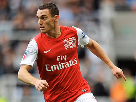 Trung vệ chính là vị trí thiết yếu mà Man City cần gia cố hè này. Kolou Toure và Savic thì đang được rao bán trong khi cặp trung vệ Kompany - Lescott phải cày ải quá nhiều mùa giải qua. Và một trung vệ đẳng cấp như Thomas Vermaelen (Arsenal) là chốt chặn an toàn trước khung thành Joe Hart. Ngoài những cái tên đình đám trên thì hàng loạt ngôi sao sáng giá khác được đội chủ sân Etihad nhắm tới như tiền vệ phòng ngự của Newcastle, Cheick Tiote, hậu vệ trái của Barcalona, Adriano hay ngôi sao chạy cánh Gareth Bale của Tottenham.