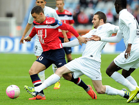 Eden Hazard (Lille): Ngôi sao 21 tuổi người Bỉ là cầu thủ hay nhất Ligue I mùa giải vừa qua. Hazard cũng là cái tên nổi đỉnh nổi đám mùa hè trước, do đó sẽ không dễ để Lille chấp nhận nhả viên ngọc quý của mình. Nhưng thuận lợi mà Man City đang có được là tiền vệ tài năng này đang muốn ra đi tìm bến đỗ mới để thử sức ở đấu trường lớn hơn. Nếu cập bến Etihad thì gánh nặng trong việc hỗ trợ tấn công của David Silva sẽ được chia sẻ đáng kể và ngay cả lối chơi của Man City cũng không phải phụ thuộc quá nhiều vào nhạc trưởng người Tây Ban Nha. Eden Hazard (Lille): Ngôi sao 21 tuổi người Bỉ là cầu thủ hay nhất Ligue I mùa giải vừa qua. Hazard cũng là cái tên nổi đỉnh nổi đám mùa hè trước, do đó sẽ không dễ để Lille chấp nhận nhả viên ngọc quý của mình. Nhưng thuận lợi mà Man City đang có được là tiền vệ tài năng này đang muốn ra đi tìm bến đỗ mới để thử sức ở đấu trường lớn hơn. Nếu cập bến Etihad thì gánh nặng trong việc hỗ trợ tấn công của David Silva sẽ được chia sẻ đáng kể và ngay cả lối chơi của Man City cũng không phải phụ thuộc quá nhiều vào nhạc trưởng người Tây Ban Nha.