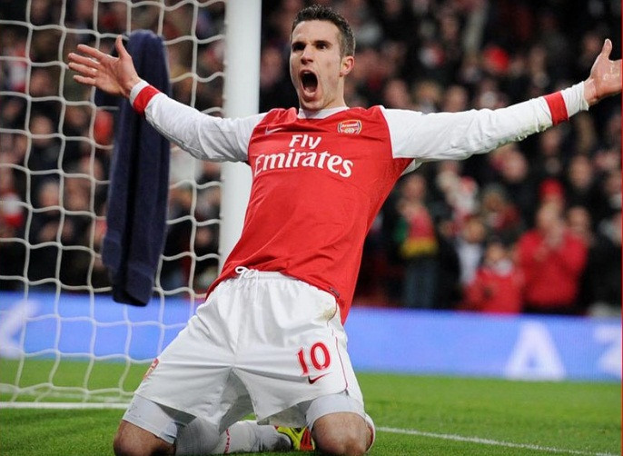 Người đầu tiên trong danh sách này là tiền đạo Robin van Persie của Arsenal. Mancini đang rất khao khát có được một tiền đạo đẳng cấp và Robin van Persie là phương án lựa chọn tốt nhất cho đội bóng này. Tiền đạo người Hà Lan đủ kinh nghiệm thi đấu tại châu Âu cũng như tại Premier League, nơi anh đang có phong độ ghi bàn tuyệt vời (Van Persie ghi được 43 bàn qua 51 trận đấu ở tất cả các mặt trận mùa giải qua). Nhưng sẽ không dễ để Man City thuyết phục được đội trưởng Arsenal rời bỏ sân Emirates bởi không phải lúc nào tiền cũng là tất cả. Người đầu tiên trong danh sách này là tiền đạo Robin van Persie của Arsenal. Mancini đang rất khao khát có được một tiền đạo đẳng cấp và Robin van Persie là phương án lựa chọn tốt nhất cho đội bóng này. Tiền đạo người Hà Lan đủ kinh nghiệm thi đấu tại châu Âu cũng như tại Premier League, nơi anh đang có phong độ ghi bàn tuyệt vời (Van Persie ghi được 43 bàn qua 51 trận đấu ở tất cả các mặt trận mùa giải qua). Nhưng sẽ không dễ để Man City thuyết phục được đội trưởng Arsenal rời bỏ sân Emirates bởi không phải lúc nào tiền cũng là tất cả.