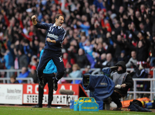 Martin O'Neill: HLV Martin O'Neill từng có 4 năm dẫn dắt Aston Villa và ông được đánh giá là chiến lược gia thành công nhất của nước Anh khi đưa đội bóng sân Villa Park cán đích với vị trí thứ 6 ở mùa giải năm 2009. Tuy mới dẫn dắt Sunderland được thời gian ngắn (từ tháng 12/2011) nhưng một lời đề nghị hấp dẫn từ một đội bóng giàu truyền thống như Liverpool thì HLV người Scotland khó lòng cưỡng lại.