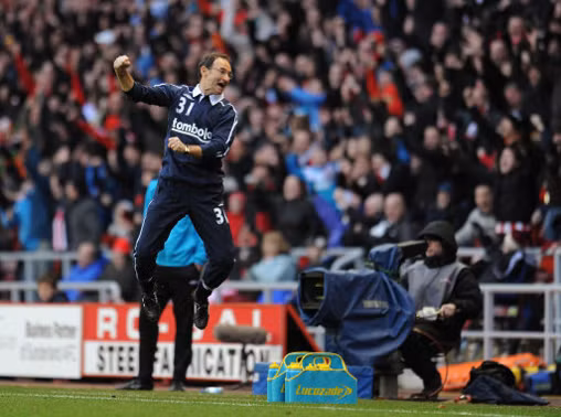 Martin O'Neill: HLV Martin O'Neill từng có 4 năm dẫn dắt Aston Villa và ông được đánh giá là chiến lược gia thành công nhất của nước Anh khi đưa đội bóng sân Villa Park cán đích với vị trí thứ 6 ở mùa giải năm 2009. Tuy mới dẫn dắt Sunderland được thời gian ngắn (từ tháng 12/2011) nhưng một lời đề nghị hấp dẫn từ một đội bóng giàu truyền thống như Liverpool thì HLV người Scotland khó lòng cưỡng lại.