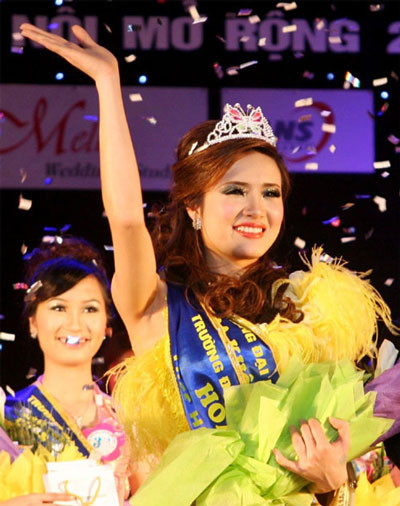 Năm 2011, Chi phải vượt qua 80 thí sinh khác đến từ 7 trường Đại học và Cao đẳng trên địa bàn Hà Nội để đăng quang Miss HUC Open 2011. Sau khi đăng quang, cô em gái Công Vinh không chỉ bận rộn với công việc học tập, mà còn bận rộn hơn nữa với những chương trình giao lưu văn hóa do trường tổ chức. Khánh Chi đã đi giao lưu văn hóa và biểu diễn cho kiều bào Việt Nam ở nước ngoài trong khá nhiều chương trình. Chi còn có vinh dự được tham gia đoàn nghệ thuật đi diễn phục vụ các vị lãnh đạo cấp cao của Việt Nam trong đoàn sang thăm Campuchia. Cùng chiêm ngưỡng bộ ảnh dưới đây của Khánh Chi để hiểu tại sao cô lại đứng ở vị trí “Number 1” cuộc thi Miss HUC Open 2011. Năm 2011, Chi phải vượt qua 80 thí sinh khác đến từ 7 trường Đại học và Cao đẳng trên địa bàn Hà Nội để đăng quang Miss HUC Open 2011. Sau khi đăng quang, cô em gái Công Vinh không chỉ bận rộn với công việc học tập, mà còn bận rộn hơn nữa với những chương trình giao lưu văn hóa do trường tổ chức. Khánh Chi đã đi giao lưu văn hóa và biểu diễn cho kiều bào Việt Nam ở nước ngoài trong khá nhiều chương trình. Chi còn có vinh dự được tham gia đoàn nghệ thuật đi diễn phục vụ các vị lãnh đạo cấp cao của Việt Nam trong đoàn sang thăm Campuchia. Cùng chiêm ngưỡng bộ ảnh dưới đây của Khánh Chi để hiểu tại sao cô lại đứng ở vị trí “Number 1” cuộc thi Miss HUC Open 2011.