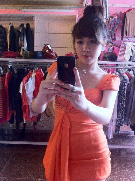 Chia sẻ tính cách của bạn trai, Nguyệt cho biết: “Thiên là người rất ít nói, sống khá nội tâm, không thích chụp hình. Tuy nhiên, anh ấy đôi khi lại khá sến, đó cũng là lý do mà em không thể giận dỗi lâu mỗi khi Thiên làm gì phật lòng”.