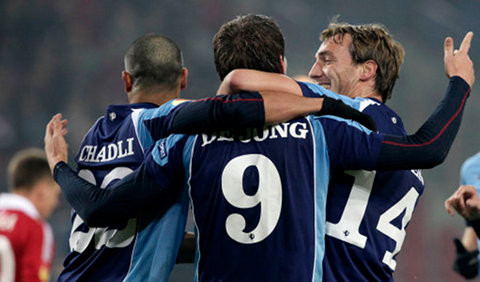 Luuk De Jong (đang thi đấu cho CLB FC Twente ở Hà Lan, 21tuổi): Luuk De Jong hiện là một trong những cầu thủ nổi bật nhất ở giải vô địch quốc gia Hà Lan (mùa giải vừa qua De Jong ghi tới 32 bàn thắng trên tất cả các mặt trận). Thể hình cao lớn, chơi đầu cực hay và có thể ghi bàn ở nhiều tư thế khó, đó chính là điểm mạnh của chân sút 21 tuổi này. Bởi vậy, Luuk De Jong sẽ là niềm hi vọng mới của bóng đá xứ Tulip. Luuk De Jong (đang thi đấu cho CLB FC Twente ở Hà Lan, 21tuổi): Luuk De Jong hiện là một trong những cầu thủ nổi bật nhất ở giải vô địch quốc gia Hà Lan (mùa giải vừa qua De Jong ghi tới 32 bàn thắng trên tất cả các mặt trận). Thể hình cao lớn, chơi đầu cực hay và có thể ghi bàn ở nhiều tư thế khó, đó chính là điểm mạnh của chân sút 21 tuổi này. Bởi vậy, Luuk De Jong sẽ là niềm hi vọng mới của bóng đá xứ Tulip.