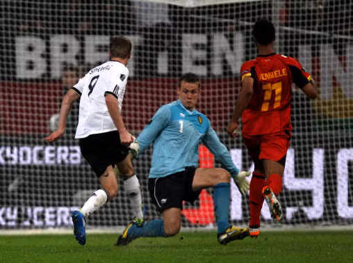 Andre Schurrle (đang khoác áo CLB Leverkusen - Đức, 21 tuổi): Thi đấu nổi bật trong màu áo của Leverkusen, Andre Schurrle có thể đảm nhiệm tốt cả vai trò chạy cánh và tiền đạo cắm. Tuy chỉ mới khoác áo đội tuyển Đức từ tháng 5/2011, nhưng tiền vệ này đã có tới 5 bàn thắng, trong đó có 3 bàn thuộc khuôn khổ vòng loại EURO 2012.