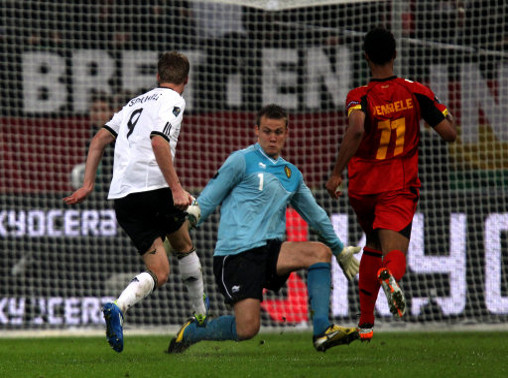 Andre Schurrle (đang khoác áo CLB Leverkusen - Đức, 21 tuổi): Thi đấu nổi bật trong màu áo của Leverkusen, Andre Schurrle có thể đảm nhiệm tốt cả vai trò chạy cánh và tiền đạo cắm. Tuy chỉ mới khoác áo đội tuyển Đức từ tháng 5/2011, nhưng tiền vệ này đã có tới 5 bàn thắng, trong đó có 3 bàn thuộc khuôn khổ vòng loại EURO 2012. Andre Schurrle (đang khoác áo CLB Leverkusen - Đức, 21 tuổi): Thi đấu nổi bật trong màu áo của Leverkusen, Andre Schurrle có thể đảm nhiệm tốt cả vai trò chạy cánh và tiền đạo cắm. Tuy chỉ mới khoác áo đội tuyển Đức từ tháng 5/2011, nhưng tiền vệ này đã có tới 5 bàn thắng, trong đó có 3 bàn thuộc khuôn khổ vòng loại EURO 2012.