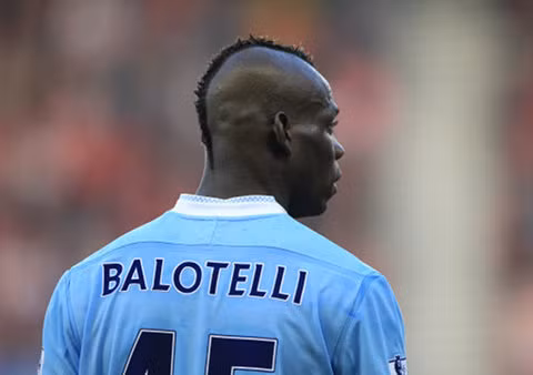 Mario Balotelli (Man City & Ý, 21 tuổi): Dù thường xuyên có những hành động kỳ quặc bên ngoài sân cỏ nhưng không thể phủ nhận, Balotelli là một mối nguy hiểm thực sự đối với bất cứ hàng phòng ngự nào.