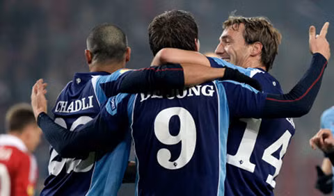 Luuk De Jong (đang thi đấu cho CLB FC Twente ở Hà Lan, 21tuổi): Luuk De Jong hiện là một trong những cầu thủ nổi bật nhất ở giải vô địch quốc gia Hà Lan (mùa giải vừa qua De Jong ghi tới 32 bàn thắng trên tất cả các mặt trận). Thể hình cao lớn, chơi đầu cực hay và có thể ghi bàn ở nhiều tư thế khó, đó chính là điểm mạnh của chân sút 21 tuổi này. Bởi vậy, Luuk De Jong sẽ là niềm hi vọng mới của bóng đá xứ Tulip.