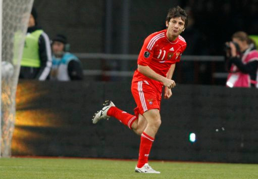 Alan Dzagoev (CSKA Moscow – Nga, 20 tuổi): Dzagoev được triệu tập vào tuyển quốc gia trong khuôn khổ vòng loại World Cup 2010 khi mới 18 tuổi. Sau hai năm, tiền vệ này đã trở thành trụ cột không thể thiếu của CSKA Moskow trong vai trò nhạc trưởng. Alan Dzagoev (CSKA Moscow – Nga, 20 tuổi): Dzagoev được triệu tập vào tuyển quốc gia trong khuôn khổ vòng loại World Cup 2010 khi mới 18 tuổi. Sau hai năm, tiền vệ này đã trở thành trụ cột không thể thiếu của CSKA Moskow trong vai trò nhạc trưởng.