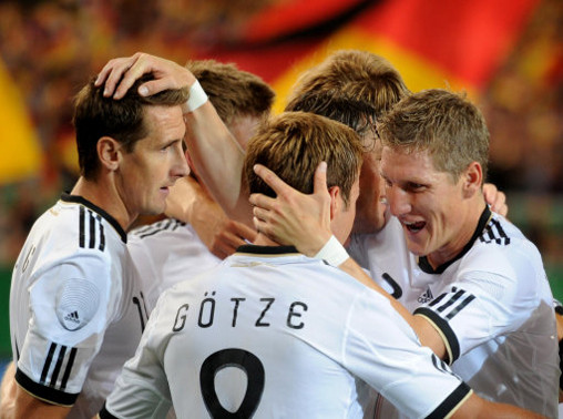 Mario Gotze (Borussia Dortmund - Đức, 19 tuổi): Sở hữu lối chơi sáng tạo, nhanh nhẹn cùng nhãn quan chiến thuật sắc bén, Messi của nước Đức sẽ là một trong những cầu thủ trẻ đáng xem nhất tại EURO 2012. Mario Gotze (Borussia Dortmund - Đức, 19 tuổi): Sở hữu lối chơi sáng tạo, nhanh nhẹn cùng nhãn quan chiến thuật sắc bén, Messi của nước Đức sẽ là một trong những cầu thủ trẻ đáng xem nhất tại EURO 2012.