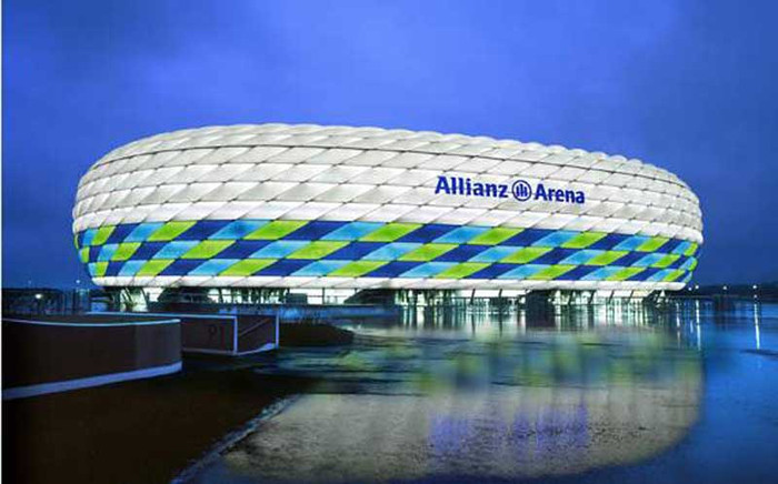 Hiện nay, Allianz Arena là sân nhà của hai câu lạc bộ FC Bayern Munich và TSV 1860 Munich cũng như ĐTQG Đức. Bên ngoài sân có thể phát sáng màu đỏ khi Bayern thi đấu, màu xanh khi 1860 Munich thi đấu và màu trắng khi tuyển Đức thi đấu. Riêng với trận chung kết Champions League diễn ra tới đây, SVĐ Allianz Arena sẽ có gam màu trắng đặc biệt. Thảm cỏ gần SVĐ sẽ được phủ màu xanh lá cây và màu xanh dương xen kẽ. Hiện nay, Allianz Arena là sân nhà của hai câu lạc bộ FC Bayern Munich và TSV 1860 Munich cũng như ĐTQG Đức. Bên ngoài sân có thể phát sáng màu đỏ khi Bayern thi đấu, màu xanh khi 1860 Munich thi đấu và màu trắng khi tuyển Đức thi đấu. Riêng với trận chung kết Champions League diễn ra tới đây, SVĐ Allianz Arena sẽ có gam màu trắng đặc biệt. Thảm cỏ gần SVĐ sẽ được phủ màu xanh lá cây và màu xanh dương xen kẽ.