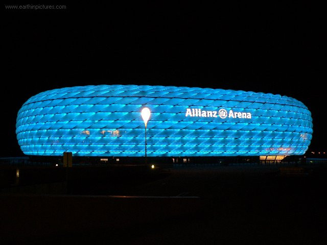 Sân Allianz Arena nằm ở phía bắc thành phố Munich, thủ bang Bavaria được khánh thành vào ngày 30/5/2005 (được xây dựng trong vòng 2 năm từ tháng 10/2002 đến tháng 5/2005) với tổng kinh phí xây dựng lên tới 340 triệu Euro. Được tạo nên từ 2874 tấm nhựa ETFE, sân có sức chứa lên tới 69.901 chỗ ngồi. Sân Allianz Arena nằm ở phía bắc thành phố Munich, thủ bang Bavaria được khánh thành vào ngày 30/5/2005 (được xây dựng trong vòng 2 năm từ tháng 10/2002 đến tháng 5/2005) với tổng kinh phí xây dựng lên tới 340 triệu Euro. Được tạo nên từ 2874 tấm nhựa ETFE, sân có sức chứa lên tới 69.901 chỗ ngồi.
