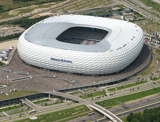 Allianz Arena còn được coi là một kỳ quan của thế giới túc cầu. Allianz Arena còn được coi là một kỳ quan của thế giới túc cầu.