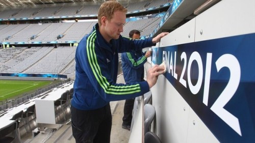 Việc trang trí khán đài xung quang SVĐ đang được các nhân viên gấp rút hoàn thành. Việc trang trí khán đài xung quang SVĐ đang được các nhân viên gấp rút hoàn thành.