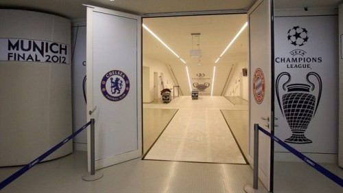 Còn đây là đường dẫn ra sân bóng nhìn từ bên trong. Còn đây là đường dẫn ra sân bóng nhìn từ bên trong.