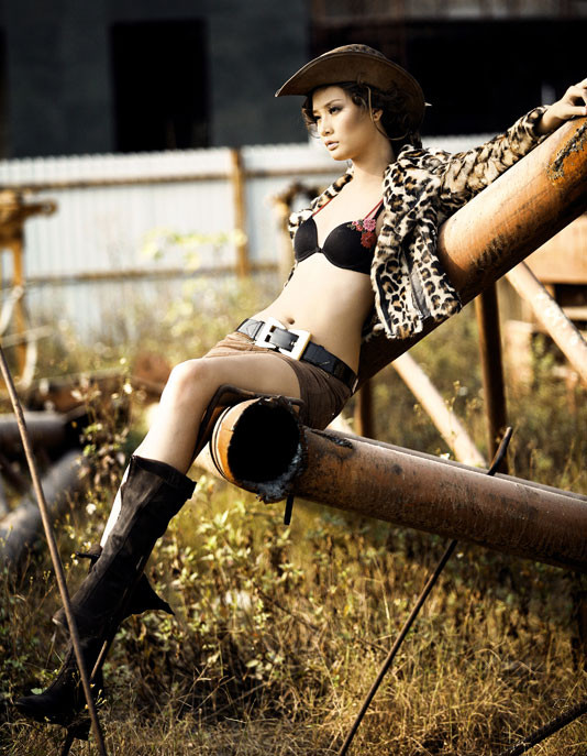 “Ông xã (cầu thủ Trịnh Quốc Hưng) của Phương chỉ cao 1m70 thôi, thấp hơn Phương đến hơn 10cm đấy. Đầu tiên đi với nhau mọi người nhìn vào cũng xì xèo bàn tán lắm, mình cũng thấy ái ngại thậm chí còn thấy mặc cảm và tự ti nữa, nhưng bây giờ thì Phương quen rồi. Mặc dù thấp hơn Phương nhưng anh ấy lại hoàn toàn tự tin”, Phương tâm sự.