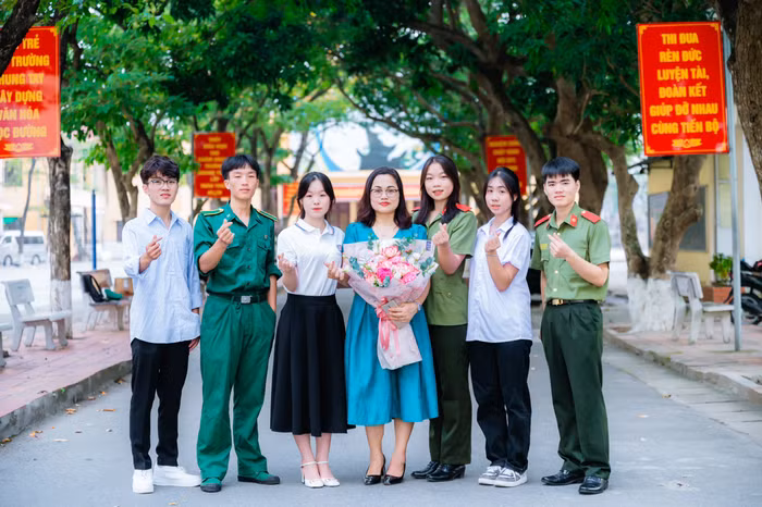 Cô giáo Nguyễn Thị Khánh chụp ảnh cùng một số cựu học sinh Trường Hữu Nghị T78 trong lần trở lại thăm trường. Ảnh: NVCC.