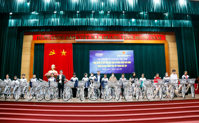 Ông Nguyễn Ngọc Khang - Phó Chủ tịch Uỷ ban nhân dân huyện Sông Lô (tỉnh Vĩnh Phúc) và ông Nguyễn Anh Vũ - Cục Công nghệ thông tin (Bộ Giáo dục và Đào tạo) trao tặng xe cho học sinh. Ông Nguyễn Ngọc Khang - Phó Chủ tịch Uỷ ban nhân dân huyện Sông Lô (tỉnh Vĩnh Phúc) và ông Nguyễn Anh Vũ - Cục Công nghệ thông tin (Bộ Giáo dục và Đào tạo) trao tặng xe cho học sinh.