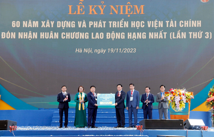 Chủ tịch Quốc hội đã trao tặng Học viện Tài chính 60 bộ máy tính và trang thiết bị giảng dạy, học tập. Chủ tịch Quốc hội đã trao tặng Học viện Tài chính 60 bộ máy tính và trang thiết bị giảng dạy, học tập.