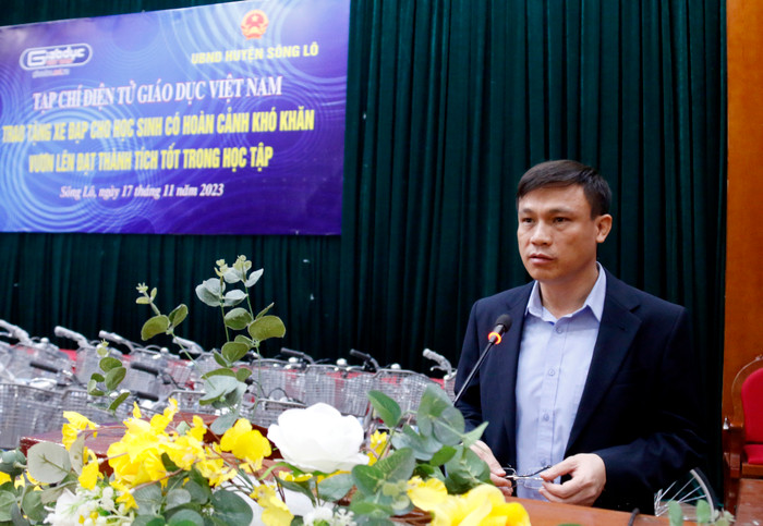 Ông Nguyễn Ngọc Khang - Phó Chủ tịch Uỷ ban nhân dân huyện Sông Lô (tỉnh Vĩnh Phúc) đã gửi lời cảm ơn đến các nhà hảo tâm và đặc biệt là sự quan tâm của Tạp chí điện tử Giáo dục Việt Nam. Ông Nguyễn Ngọc Khang - Phó Chủ tịch Uỷ ban nhân dân huyện Sông Lô (tỉnh Vĩnh Phúc) đã gửi lời cảm ơn đến các nhà hảo tâm và đặc biệt là sự quan tâm của Tạp chí điện tử Giáo dục Việt Nam.