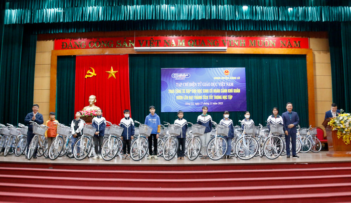 Nhà báo Nguyễn Tiến Bình - Phó Chủ tịch Hiệp hội Các trường đại học, cao đẳng Việt Nam, Tổng Biên tập Tạp chí điện tử Giáo dục Việt Nam và ông Nguyễn Sơn Hải - Cục trưởng Cục Công nghệ thông tin (Bộ Giáo dục và Đào tạo) tặng xe cho học sinh. Nhà báo Nguyễn Tiến Bình - Phó Chủ tịch Hiệp hội Các trường đại học, cao đẳng Việt Nam, Tổng Biên tập Tạp chí điện tử Giáo dục Việt Nam và ông Nguyễn Sơn Hải - Cục trưởng Cục Công nghệ thông tin (Bộ Giáo dục và Đào tạo) tặng xe cho học sinh.