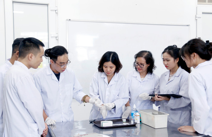 Mặc dù thu nhập của cán bộ nhà trường không cao do đặc thù của một trường đào tạo khoa học cơ bản, nhưng do môi trường làm việc khuyến khích nghiên cứu khoa học... đã góp phần giữ chân đội ngũ giảng viên. Ảnh: Mộc Trà. Mặc dù thu nhập của cán bộ nhà trường không cao do đặc thù của một trường đào tạo khoa học cơ bản, nhưng do môi trường làm việc khuyến khích nghiên cứu khoa học... đã góp phần giữ chân đội ngũ giảng viên. Ảnh: Mộc Trà.