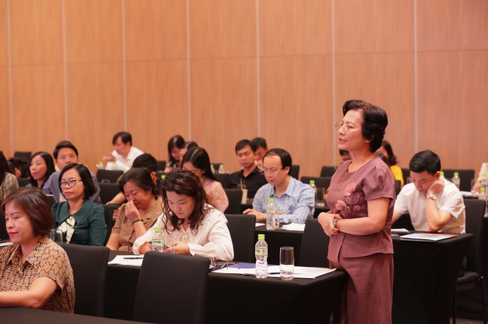 Các đại biểu làm việc tại Tiểu ban 2.