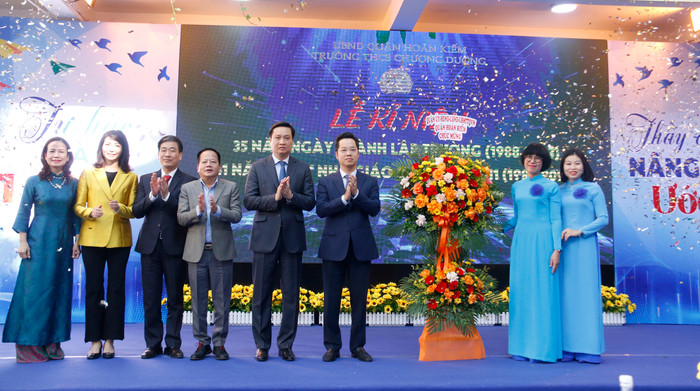 Ủy ban nhân dân quận Hoàn Kiếm tặng hoa chúc mừng nhà trường. Ủy ban nhân dân quận Hoàn Kiếm tặng hoa chúc mừng nhà trường.