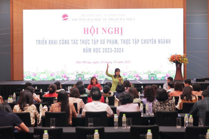 Các đại biểu làm việc tại Tiểu ban 3.