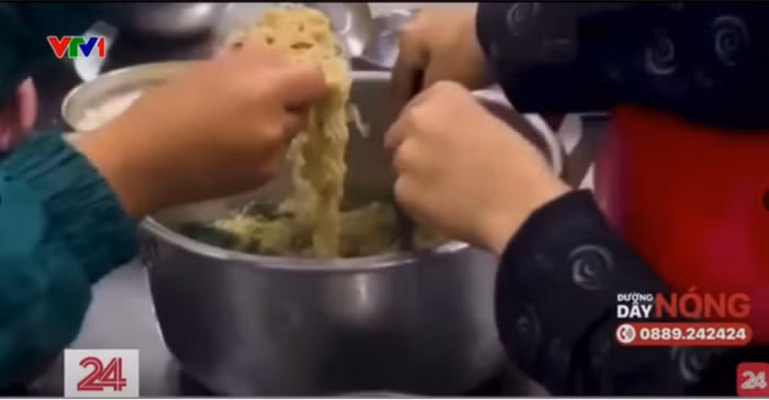 Hình ảnh bữa ăn sáng cho học sinh tại Trường Phổ thông Dân tộc bán trú Tiểu học Hoàng Thu Phố 1 trong phóng sự. Ảnh cắt từ clip của VTV. Hình ảnh bữa ăn sáng cho học sinh tại Trường Phổ thông Dân tộc bán trú Tiểu học Hoàng Thu Phố 1 trong phóng sự. Ảnh cắt từ clip của VTV.
