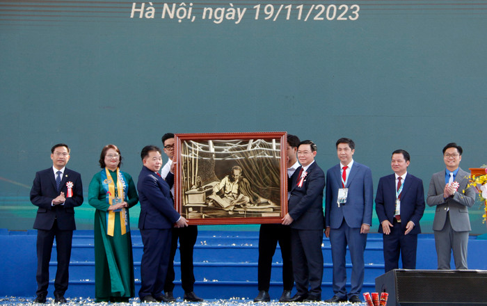 Chủ tịch Quốc hội Vương Đình Huệ tặng ảnh Bác Hồ cho Học viện Tài chính. Chủ tịch Quốc hội Vương Đình Huệ tặng ảnh Bác Hồ cho Học viện Tài chính.