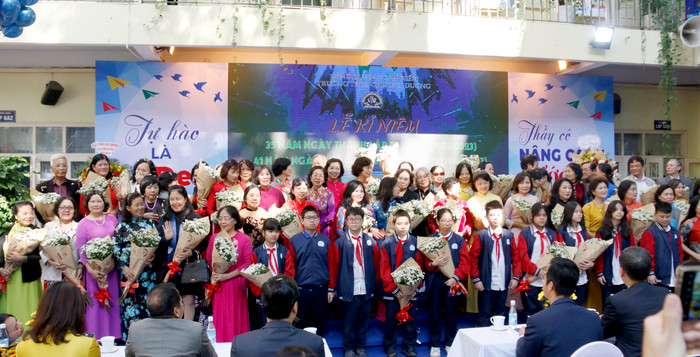 Học sinh Trường Trung học cơ sở Chương Dương tặng hoa các nhà giáo lão thành qua các thời kỳ. Học sinh Trường Trung học cơ sở Chương Dương tặng hoa các nhà giáo lão thành qua các thời kỳ.