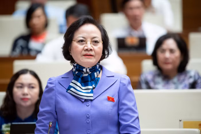 Bộ trưởng Bộ Nội vụ Phạm Thị Thanh Trà trả lời chất vấn chiều ngày 07/11. Ảnh: quochoi.vn.