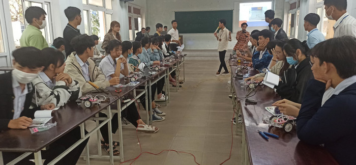 Định hướng ngành Kỹ thuật Điện tử - Viễn thông trong thời gian tới sẽ tiếp tục đào tạo ra các kỹ sư gắn liền với doanh nghiệp, sinh viên tốt nghiệp phải có kỹ năng và kiến thức tốt đáp ứng nhu cầu công việc chuyên môn. Ảnh minh họa: website trường. Định hướng ngành Kỹ thuật Điện tử - Viễn thông trong thời gian tới sẽ tiếp tục đào tạo ra các kỹ sư gắn liền với doanh nghiệp, sinh viên tốt nghiệp phải có kỹ năng và kiến thức tốt đáp ứng nhu cầu công việc chuyên môn. Ảnh minh họa: website trường.