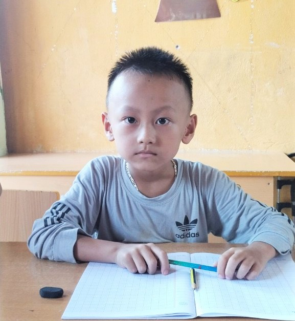 Em Vàng Bảo Lâm (sinh năm 2017), học sinh lớp 1C1, Trường Phổ thông dân tộc bán trú Tiểu học Leng Su Sìn. Ảnh: M.H. Em Vàng Bảo Lâm (sinh năm 2017), học sinh lớp 1C1, Trường Phổ thông dân tộc bán trú Tiểu học Leng Su Sìn. Ảnh: M.H.