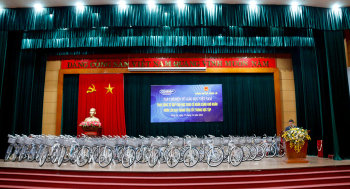 Toàn cảnh buổi trao tặng xe ngày 17/11. Toàn cảnh buổi trao tặng xe ngày 17/11.