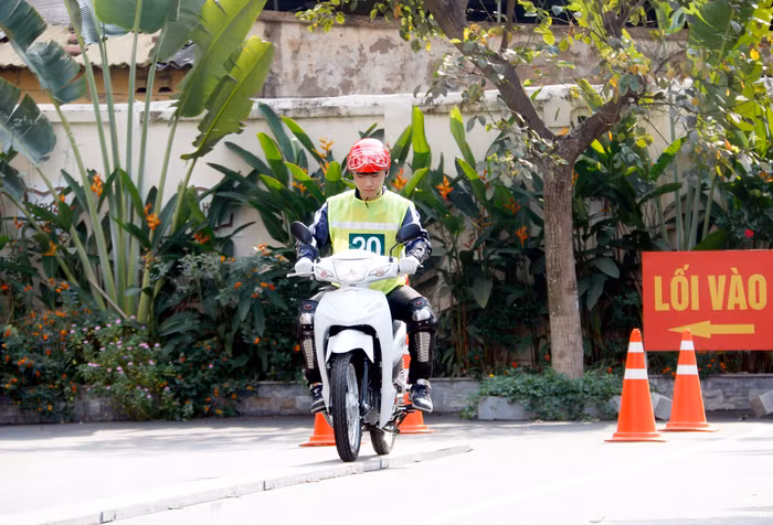 Các thí sinh hồi hộp với phần thi đầy căng thẳng.