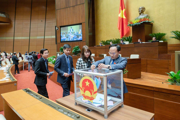 Đại biểu Quốc hội bỏ phiếu tại Kỳ họp bất thường thứ 3, Quốc hội khoá XV. Ảnh: quochoi.vn. Đại biểu Quốc hội bỏ phiếu tại Kỳ họp bất thường thứ 3, Quốc hội khoá XV. Ảnh: quochoi.vn.