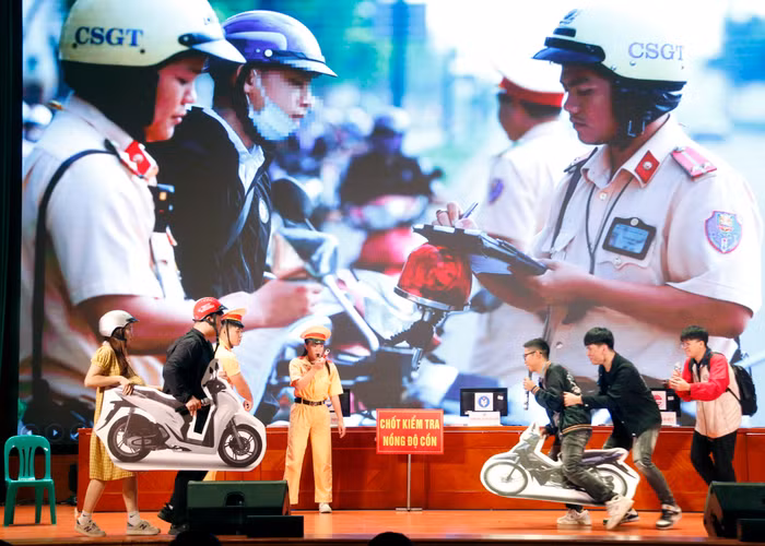 Tiểu phẩm “Chấp hành luật giao thông là bảo vệ chính mình và những người xung quanh” của Trường Đại học Công nghiệp Hà Nội.