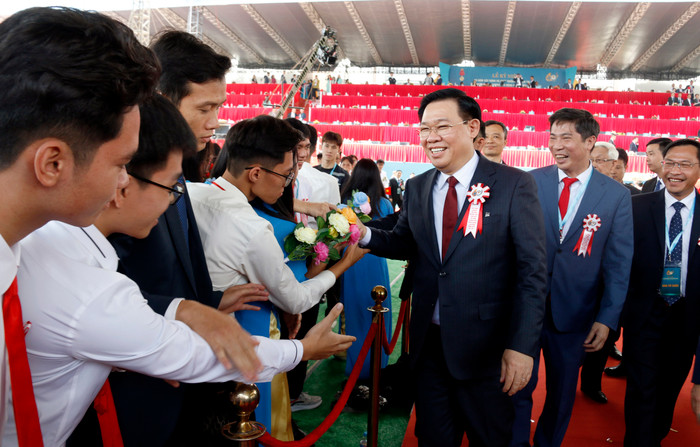 Chủ tịch Quốc hội Vương Đình Huệ bắt tay giao lưu với sinh viên Học viện Tài chính. Chủ tịch Quốc hội Vương Đình Huệ bắt tay giao lưu với sinh viên Học viện Tài chính.