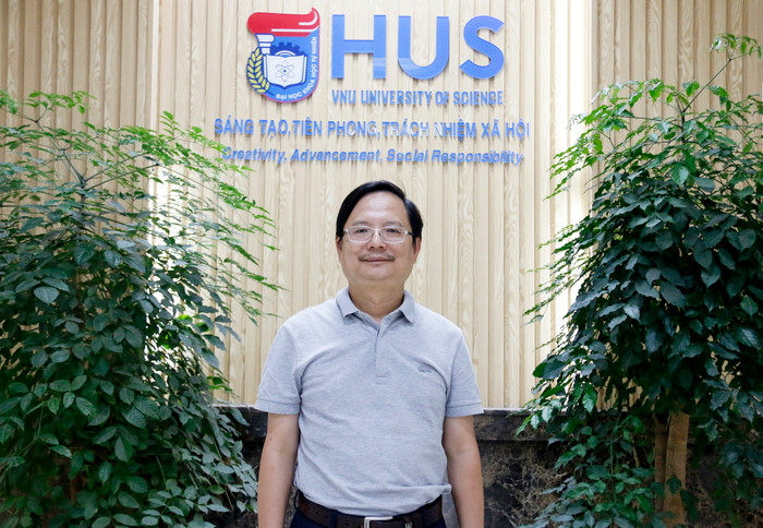 Theo Giáo sư, Tiến sĩ khoa học Vũ Hoàng Linh, nếu không yêu thích, không thấy được vẻ đẹp của toán học, đặc biệt, nếu không thấy được những ứng dụng của toán học trong cuộc sống hàng ngày thì đúng là toán học dường như khá “khô khan”, chỉ là những con số, công thức, hình vẽ,… nhàm chán. Ảnh: Mộc Trà. Theo Giáo sư, Tiến sĩ khoa học Vũ Hoàng Linh, nếu không yêu thích, không thấy được vẻ đẹp của toán học, đặc biệt, nếu không thấy được những ứng dụng của toán học trong cuộc sống hàng ngày thì đúng là toán học dường như khá “khô khan”, chỉ là những con số, công thức, hình vẽ,… nhàm chán. Ảnh: Mộc Trà.
