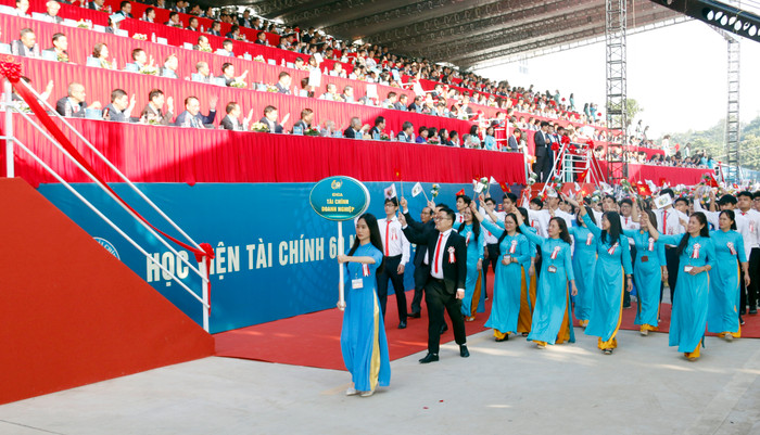 Các khoa của Học viện Tài chính tham gia diễu hành. Các khoa của Học viện Tài chính tham gia diễu hành.