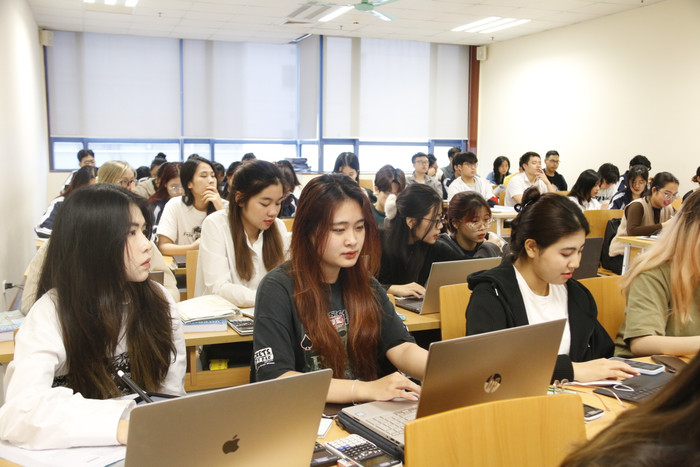 Sinh viên Trường Đại học Kinh tế Quốc dân. Ảnh: Mộc Trà. Sinh viên Trường Đại học Kinh tế Quốc dân. Ảnh: Mộc Trà.