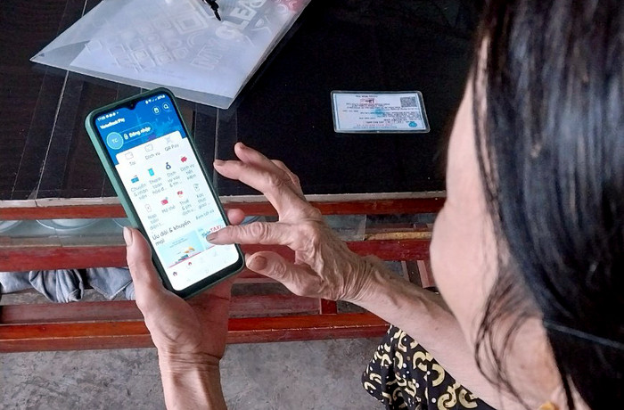 Đa số người hưởng lương hưu rất hài lòng khi được hướng dẫn sử dụng VssID - Bảo hiểm xã hội số, khi khám chữa bệnh thuận tiện hơn rất nhiều khi không phải mang theo giấy tờ. Ảnh minh họa: Hướng Dương.