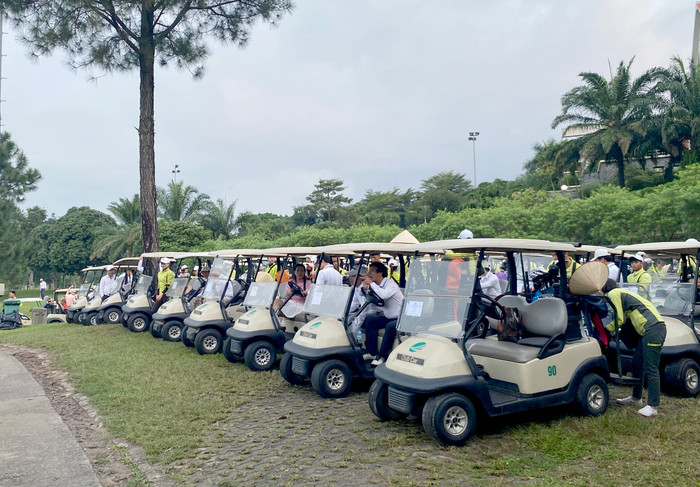 Các golfer chuẩn bị di chuyển.