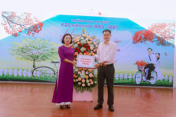 Cô Trần Thị Phương Lan - Hiệu trưởng Trường Trung học cơ sở Mai Đình (Sóc Sơn, Hà Nội). Ảnh: Fanpage nhà trường. Cô Trần Thị Phương Lan - Hiệu trưởng Trường Trung học cơ sở Mai Đình (Sóc Sơn, Hà Nội). Ảnh: Fanpage nhà trường.