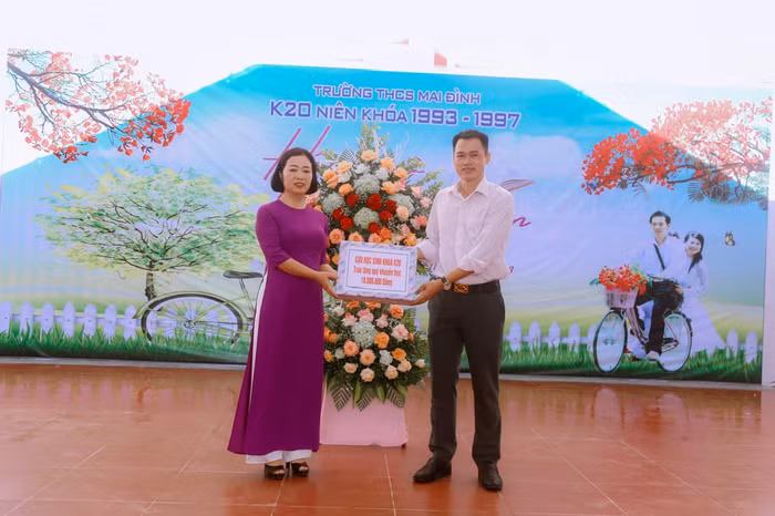 Cô Trần Thị Phương Lan - Hiệu trưởng Trường Trung học cơ sở Mai Đình (Sóc Sơn, Hà Nội). Ảnh: Fanpage nhà trường.