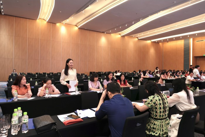 Các đại biểu làm việc tại Tiểu ban 4.